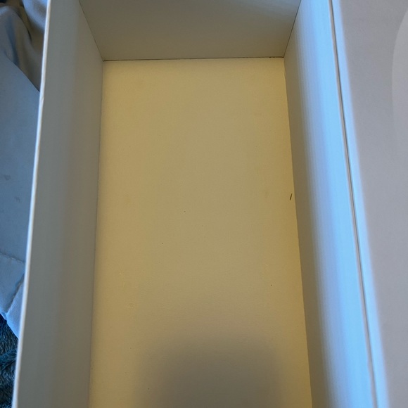 White box - Picture 3 of 3